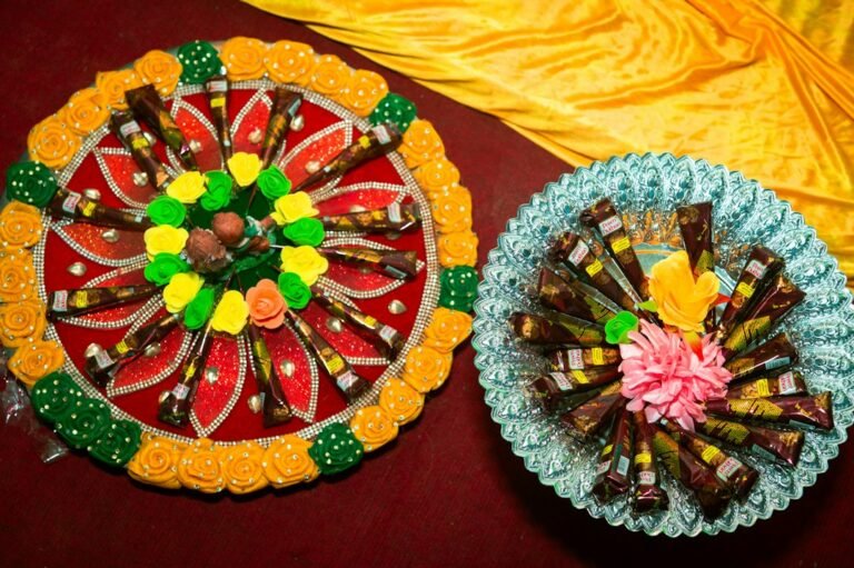 Decorated plates with flowers, like seer varisai thattu
